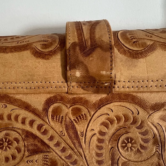 Elegant Tan Leather Shoulder Bag - Picture 3 of 6
